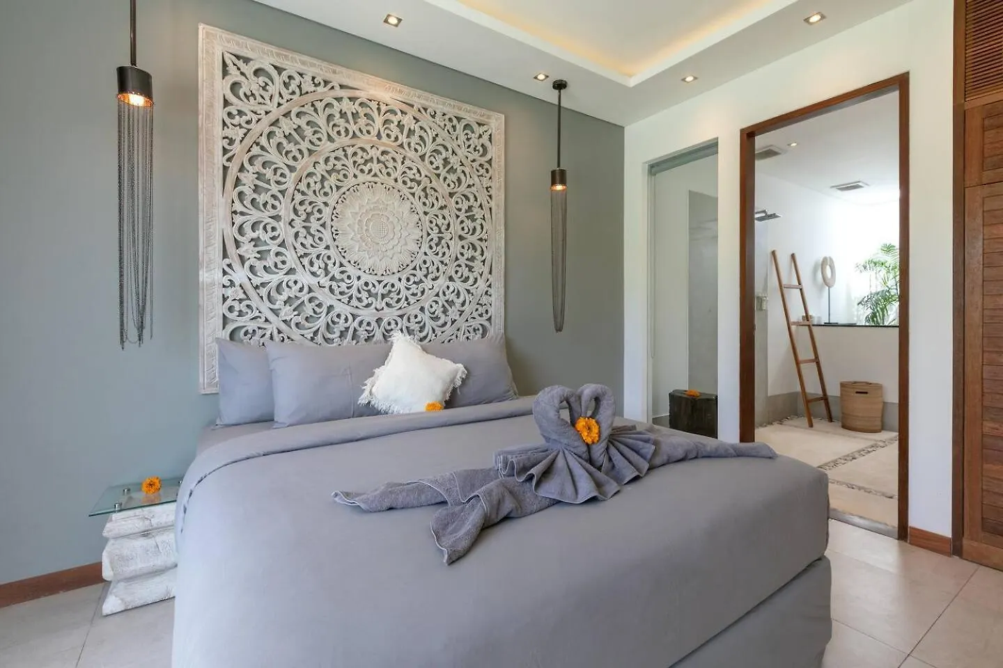 Amazing 4 Bedroom Villa With Garden, Pool In Seminyak Indonesia